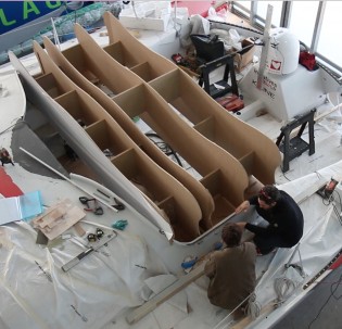 la casquette du bateau protège le skipper des paquets de mer